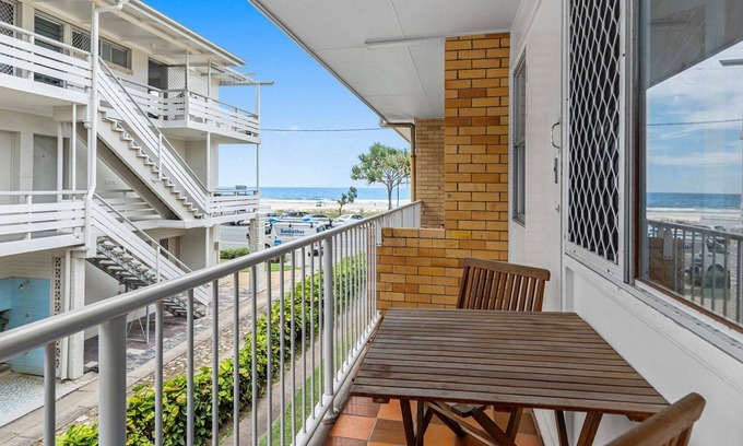 Currumbin Apartment | Shoreline 3 - Boutique beachfront apartment along Currumbin beach