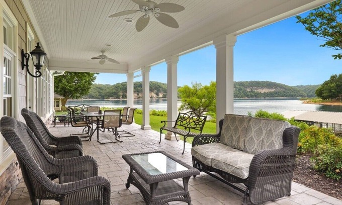 Springdale House | Shoreline Cottage - Direct Lake Access