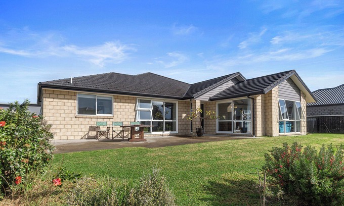 One Tree Point House | Shores Getaway - One Tree Point Holiday Home