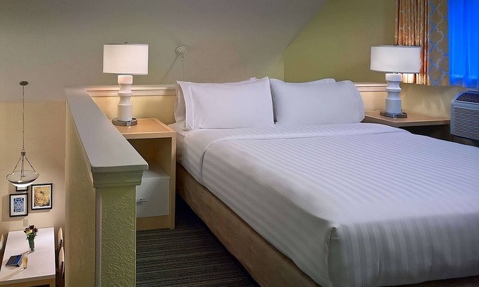 Omaha Hotel | Short distance from Orpheum Theater! Private Kitchen, Pets Allowed, Parking!