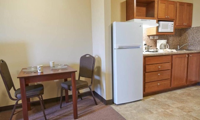 Pleasanton House | Short Drive Away from River Park! 3 Pet-friendly Suites w/ Free Parking!