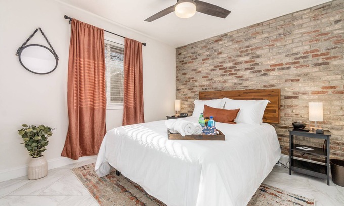 Victorian Village Condo | Short North Condo | Walkable + Parking | Laundry