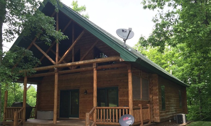 Garrison Cabin | Short Putt Cabin is a Beautiful Log Cabin on Scenic Northwood Hills Golf Course