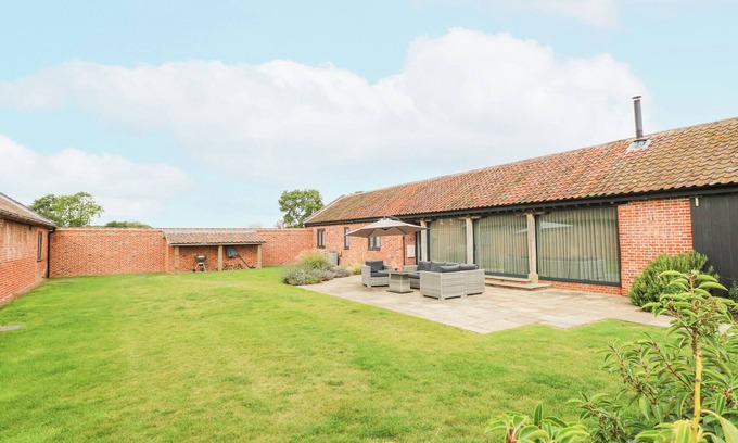 Norwich Cottage | SHORTHORN BARN, pet friendly, character holiday cottage in Taverham