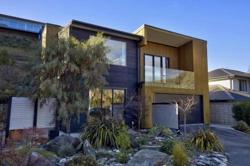 Arthur's Point House | Shotover View - family friendly close to Coronet