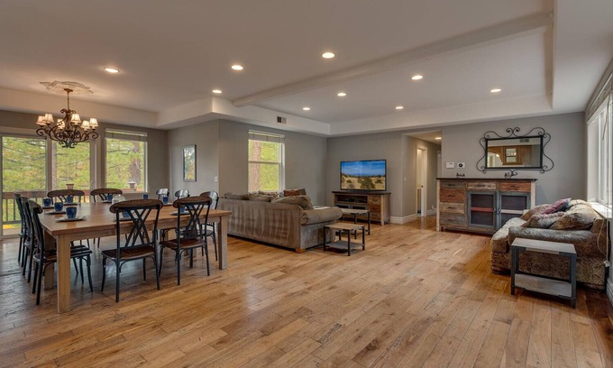 Black Bart House | Shuffleboard Table, Spa, Pool Table, Foosball, 5 mins to Heavenly, Lake, Casinos: Black Bart Estate