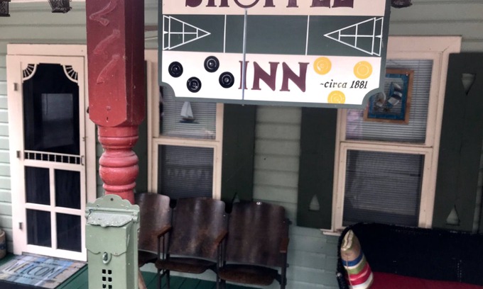 Lakeside Cottage | "ShuffleInn" - Adorable Historic Lakeside Cottage In Great Location
