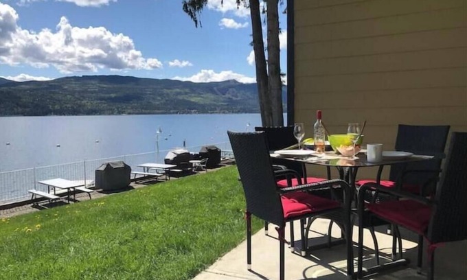 Anglemont Condo | Shuswap Lakefront 🏖️nWeekly rental - Saturday 3pm to Saturday 12pm nNO pets