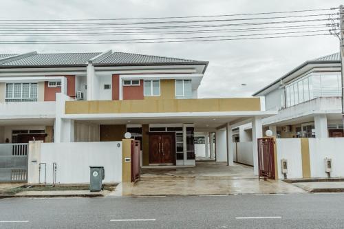 Sibu House | Sibu Permai Jaya 500Mbps 10pax 4BR - No Wedding Activities Allowed