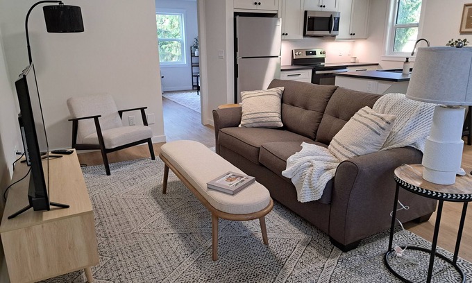 Sicamous Apartment | Sicamous Upper Suite - Licensedn