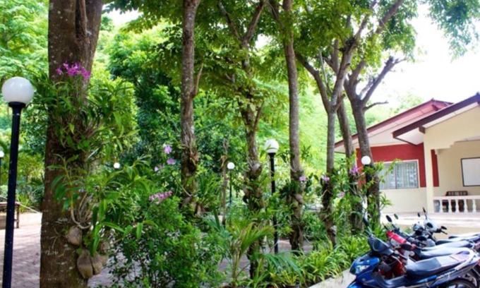 Tha Thaewawong Hotel | Sichang Shine Khao Resort