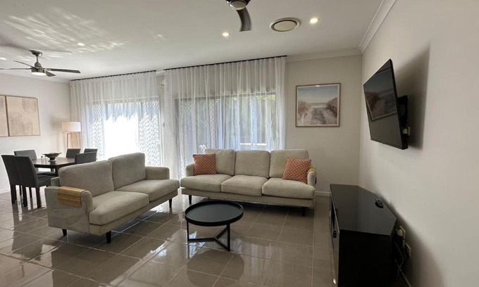 North Lakes House | Sienna Rise - Walk to Westfield sleeps 6 North Lakes