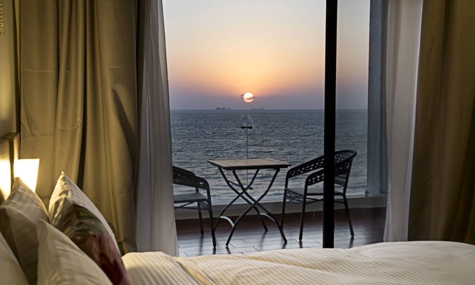 Freetown Bed & Breakfast | Sierra Palms Resort