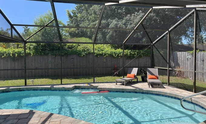 Lake Sarasota House | Siesta Key Beach Family Oasis - 3BR House with Heated Pool in Sarasota!n