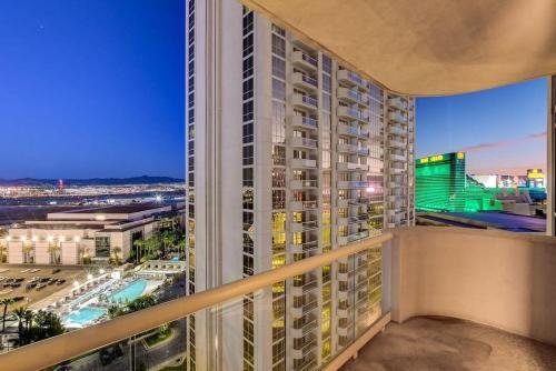Las Vegas House | Signature 2Br3Ba balcony combo units 16-702 and 04