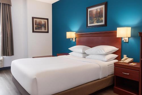 Hamilton Hotel | Signature Stay Inn & Suites - Downtown Hamilton