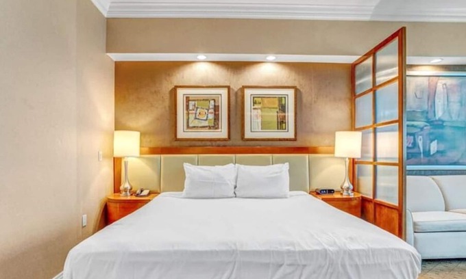 Las Vegas Condo | SignatureTower 3 | 11th Floor | F1 Grand Prix View