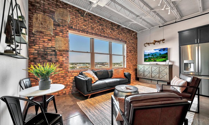 Brazos Condo | Silocation- Downtown luxury, free parking, walking distance to Silos/downtown