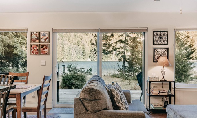 Maple Falls Cabin | Silver Lake Cabin #47 - Lakefront - Wi-Fi - F/P