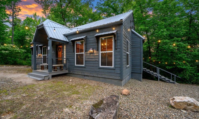 Broken Bow Cabin | Silver Linings · Honeymoon Cove: Daybed + Fire Pit Swings & Hot Tub