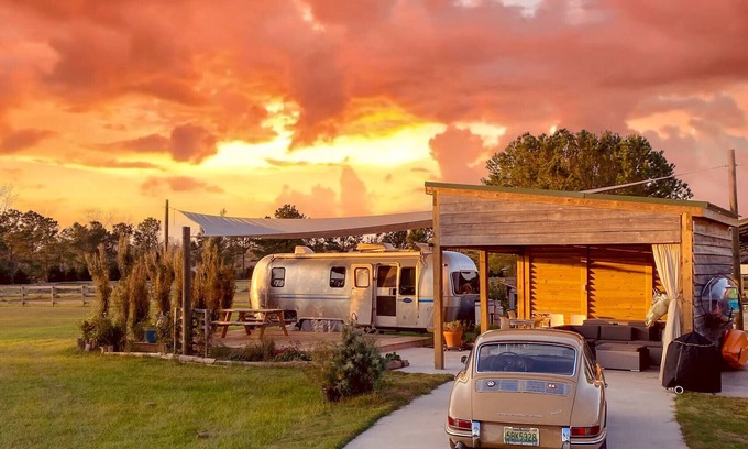 Fairhope House | Silver Sail Airstream Glamping sanitized Wifi EV charger 10 ac