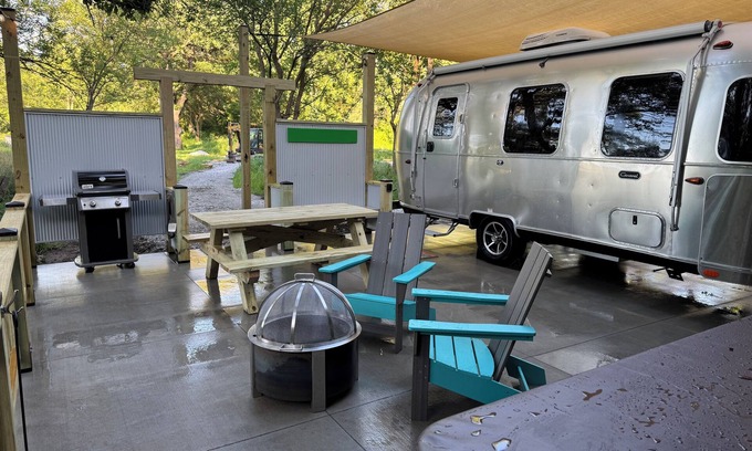 Ashland House | Silver Surfer Airstream with 4 person Hot Tub