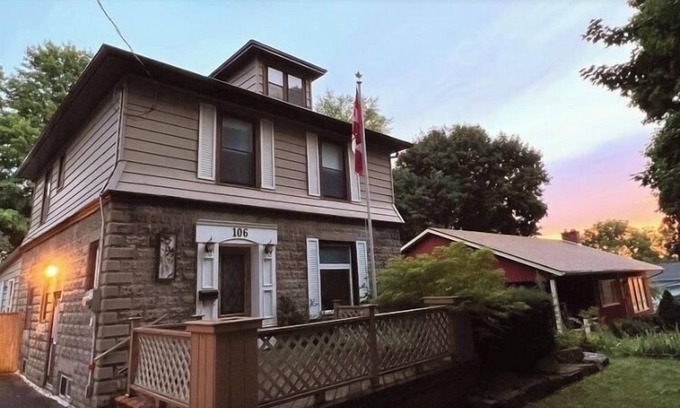 Simcoe House | SIMCOE SUITES - QUIET 3 BEDROOM HOUSE