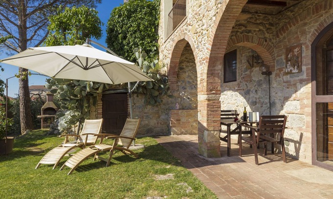 Castel San Gimignano Apartment | SIMONA STUDIO WITH PRIVATE GARDEN AND STUNNING VIEW