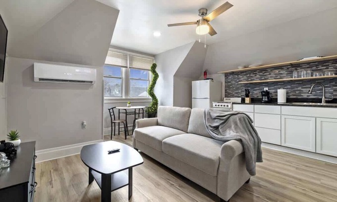 Pittsburgh Apartment | Simple and Clean One Bedroom Apt in Highland Park