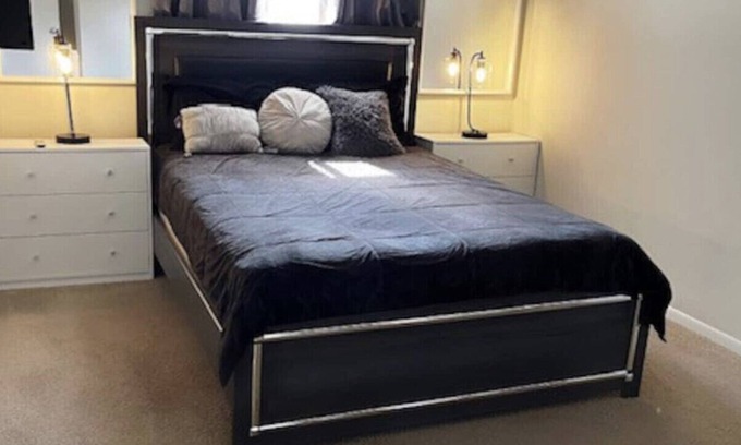 Lombard Apartment | Simple Comfy - One Bedroom Apartment in Lombard