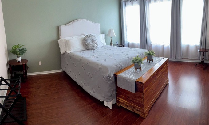 Rosenberg House | Simple Elegance 3bedroom 2bath