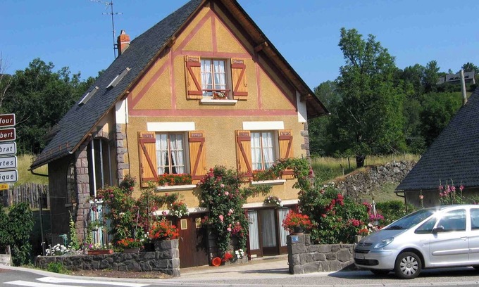 Besse-en-Chandesse Apartment | SIMPLE GITE in CITE MEDIEVALE to VISIT, HIKE, SKI at your own pace