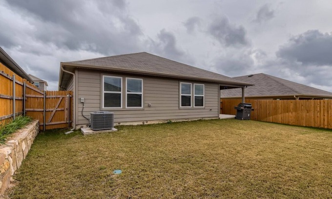 Austin House | Simple Lovely Home Close to the Airport & Tesla!
