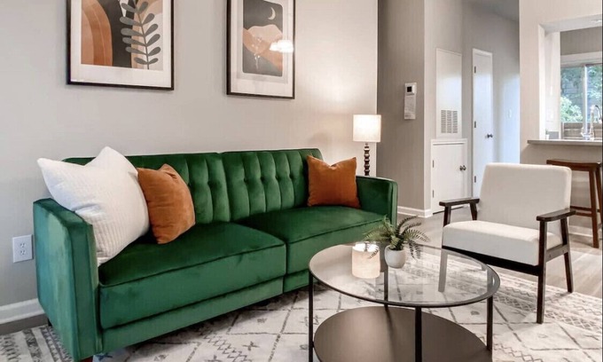 Milwood Apartment | Simple & Serene | Fast Wifi | Domain |LT Disc
