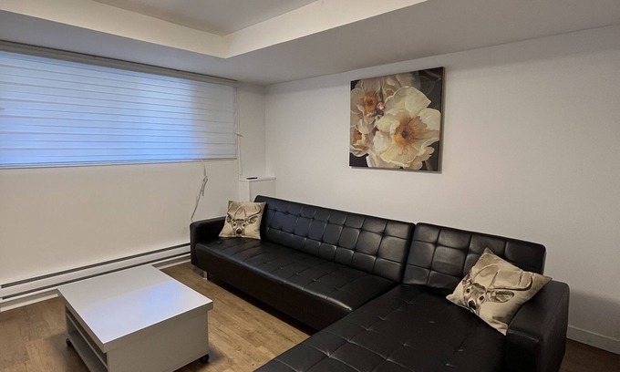 Cote-Des-Neiges—Notre-Dame-De-Grace House | Simple stay in Montreal