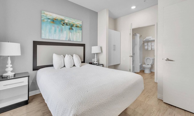 Far North Central Apartment | Simplicity At the Rim 1101 I Comfy 2 Bed 2 Bath