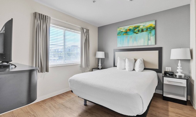 Far North Central Apartment | Simplicity At the Rim 1221 I Comfy 2 Bed 2 Bath