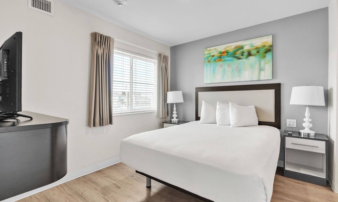 Far North Central Apartment | Simplicity At the Rim 1314 I Comfy 2 Bed 2 Bath