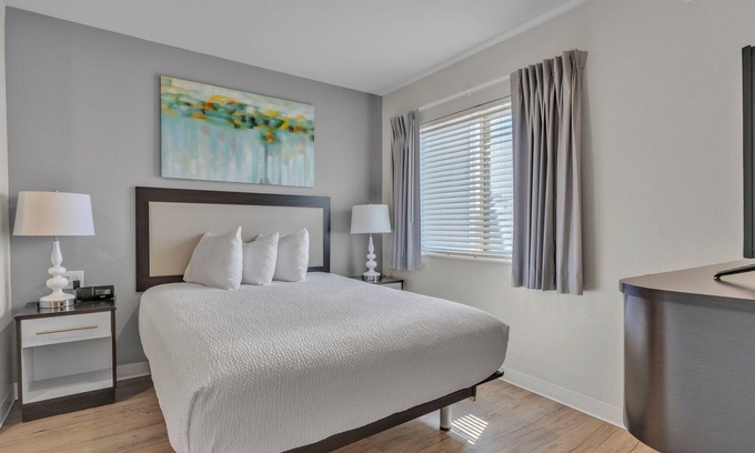 Far North Central Apartment | Simplicity At the Rim 1406 I Comfy 2 Bed 2 Bath