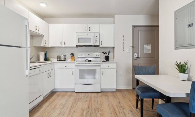 Far North Central Apartment | Simplicity At the Rim 1317 I Comfy 1 Bed 1 Bath