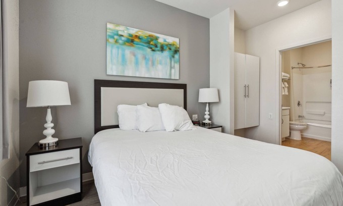 Far North Central Apartment | Simplicity At the Rim 1116