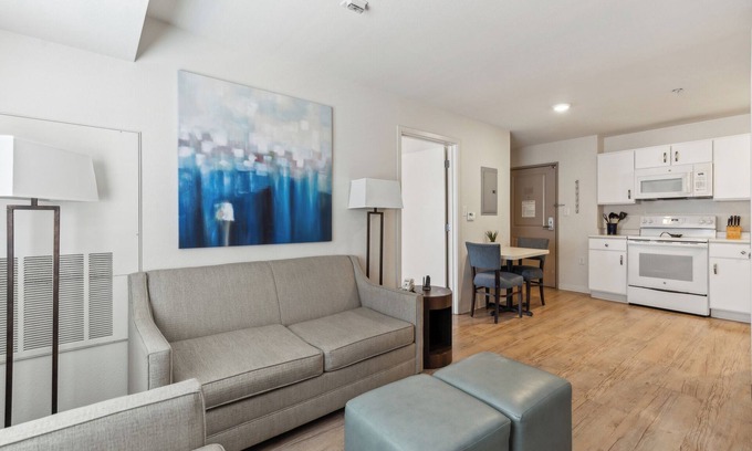 Far North Central Apartment | Simplicity At the Rim 1405 I Comfy 1 Bed 1 Bath