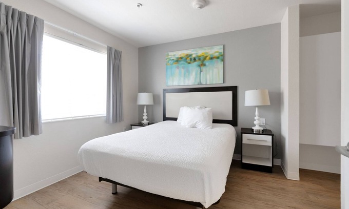 Far North Central Apartment | Simplicity At the Rim 1411 I Comfy 1 Bed 1 Bath
