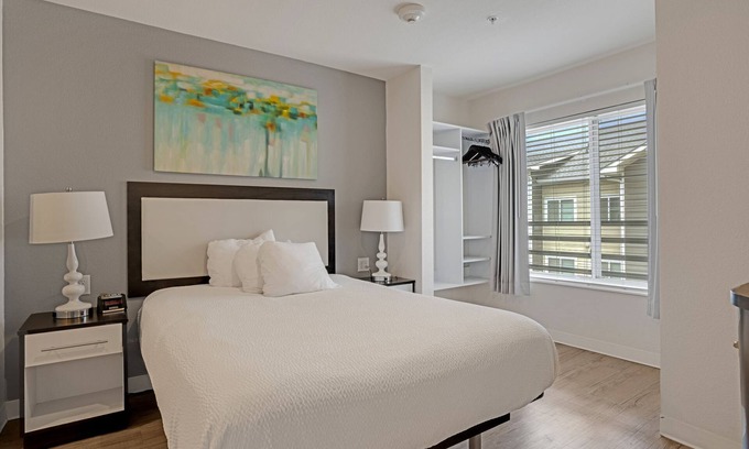 Far North Central Apartment | Simplicity At the Rim 1417 I Spacious 1 Bed 1 Bth