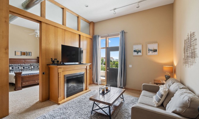 West Des Moines Apartment | Simplicity Loft w/Large Balcony