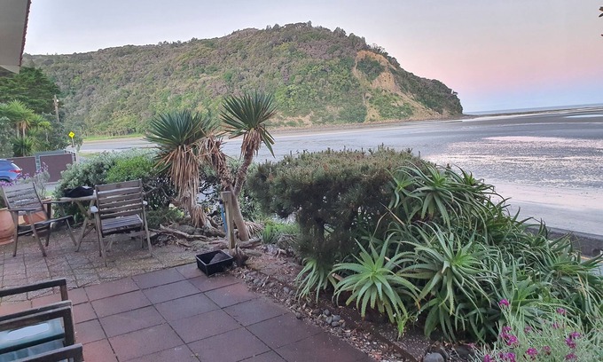 Waiwera House | Simply Beautiful 3 brm beach front with sea views and headland views.