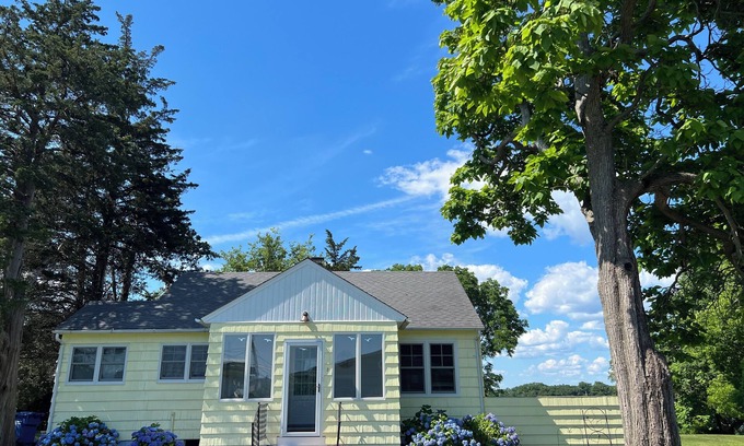 Guilford House | Simply Beautiful Beach Cottage, 8 min from Guilford Green