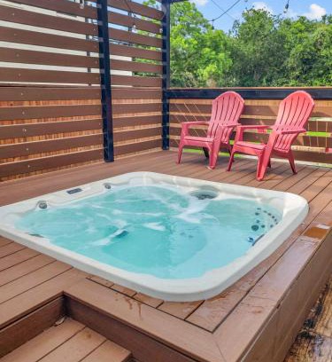 Brazos House | Simply Get-A-Waco- HOT TUB, Sleeps 10, 5-min Walk to Silos & Downtown Waco
