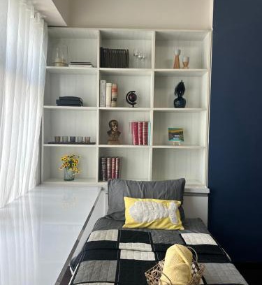 Bonifacio Global City House | Single Bedroom with private toilet and bath