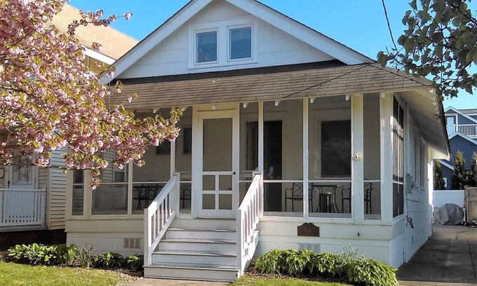 Gardens Cottage | Single cottage in the Gardens - walk to the beach and boardwalk